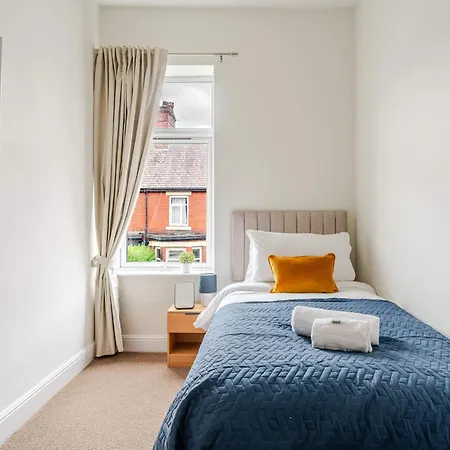 4br With Games Salford Sleeps 7 Manchester