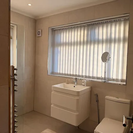 4 Bedroom Modern House In Prime Location * Manchester