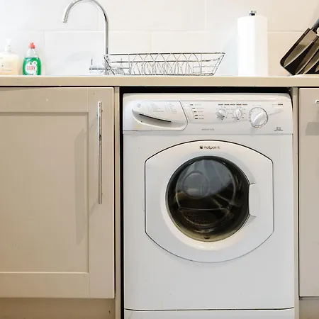Modern 3br For 8 - Easy Access - Free Parking