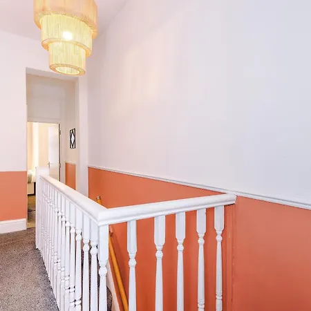 Spacious House With Free Parking Near Mediacityuk, Trafford Centre, Centre