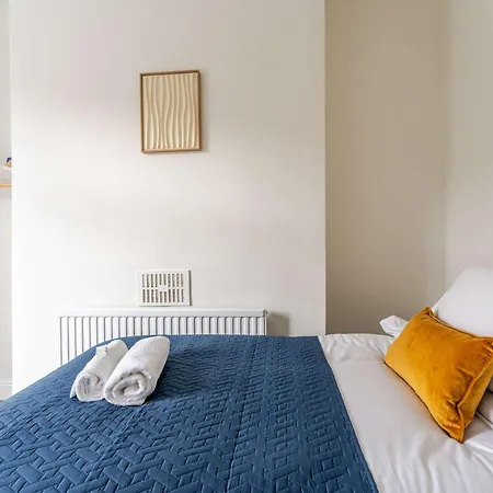 4br With Games Salford Sleeps 7 Manchester