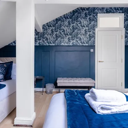 Nyaraló Enormous 5 Bed House - Sleeps 13 - Free Parking