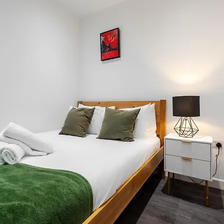 Nyaraló Group-friendly 4br House With Driveway Parking In Manchester