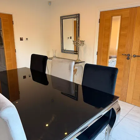 4 Bedroom Modern House In Prime Location Manchester
