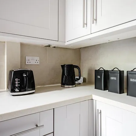 Nyaraló Modern 3br For 8 - Easy Access - Free Parking