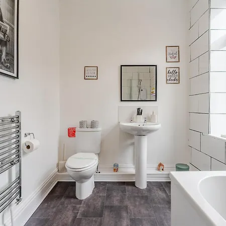 4br With Games Salford Sleeps 7 Nyaraló