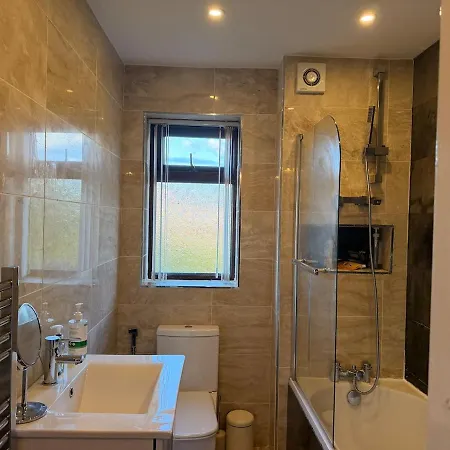 4 Bedroom Modern House In Prime Location Manchester