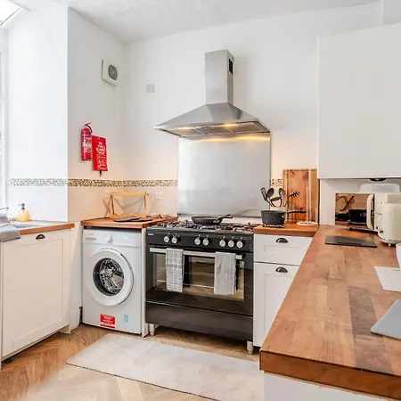 4br With Games Salford Sleeps 7 *