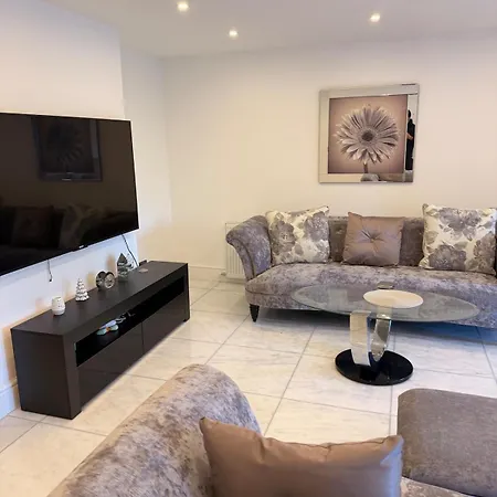 4 Bedroom Modern House In Prime Location * Manchester