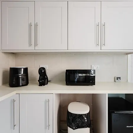 Modern 3br For 8 - Easy Access - Free Parking Nyaraló *