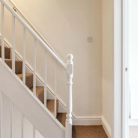Nyaraló 4br With Games Salford Sleeps 7