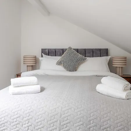3br Parking Wifi Sleeps 8 *