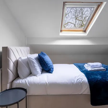 Enormous 5 Bed House - Sleeps 13 - Free Parking