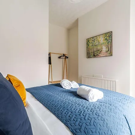 4br With Games Salford Sleeps 7 * Manchester