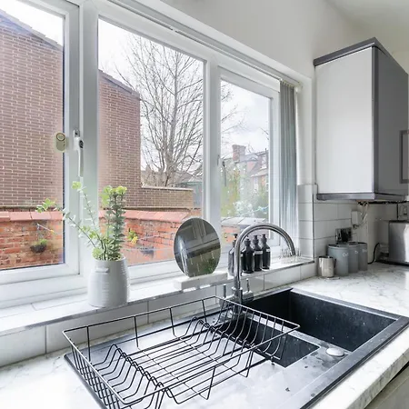 Casa de Férias Enormous 5 Bed House - Sleeps 13 - Free Parking Manchester