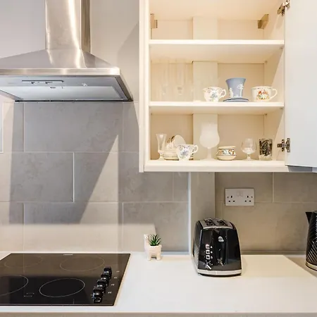 Modern 3br For 8 - Easy Access - Free Parking