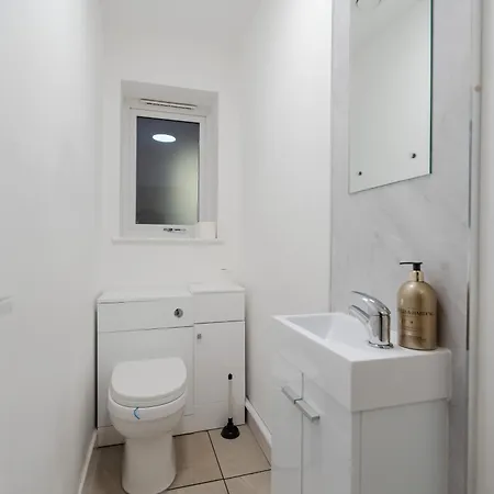 Tatil Evi Group-friendly 4br House With Driveway Parking In