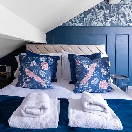 Enormous 5 Bed House - Sleeps 13 - Free Parking *