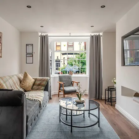 3br Parking Wifi Sleeps 8 Manchester