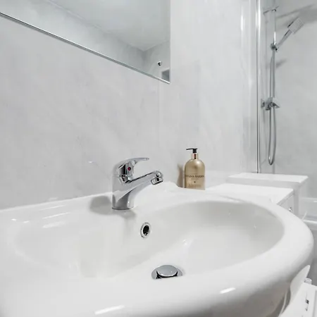 Nyaraló Group-friendly 4br House With Driveway Parking In Manchester