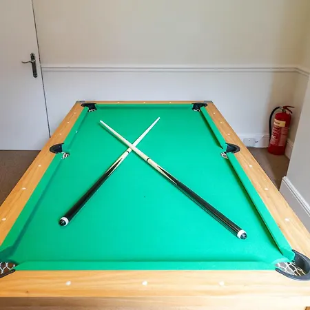 4br With Games Salford Sleeps 7 Feriehus