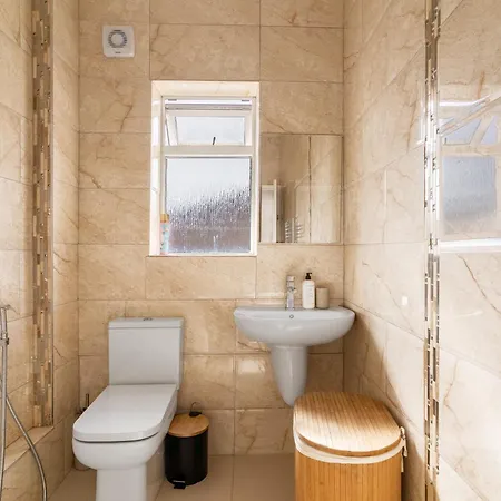 Casa de Férias Enormous 5 Bed House - Sleeps 13 - Free Parking *