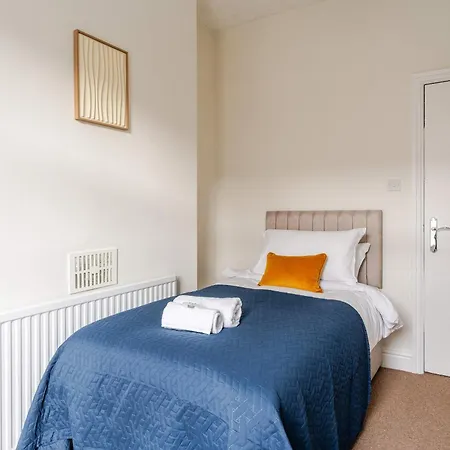 4br With Games Salford Sleeps 7 * Manchester