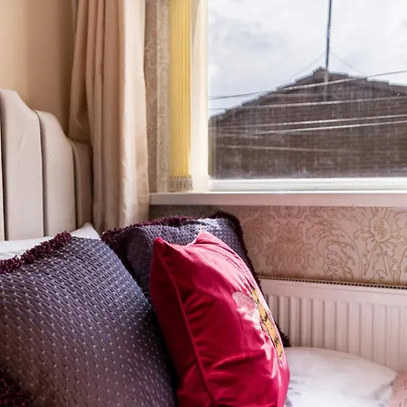 Enormous 5 Bed House - Sleeps 13 - Free Parking * Manchester