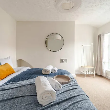 Nyaraló 4br With Games Salford Sleeps 7