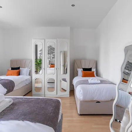 Enormous 5 Bed House - Sleeps 13 - Free Parking * Manchester