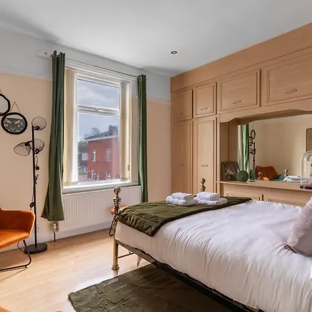 Casa de Férias Enormous 5 Bed House - Sleeps 13 - Free Parking Manchester