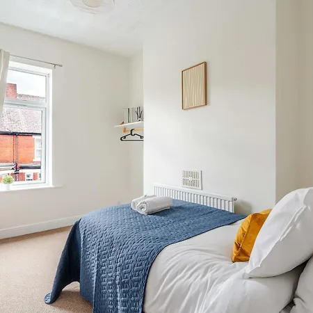 4br With Games Salford Sleeps 7 *