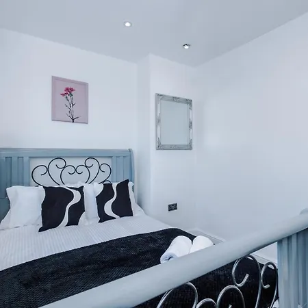 Modern Chorlton | Parking | & Airport