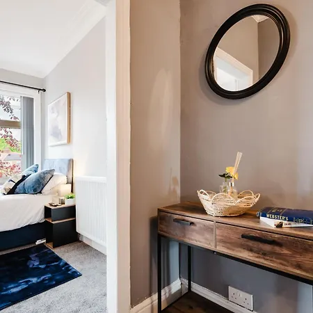 Modern 3br For 8 - Easy Access - Free Parking *