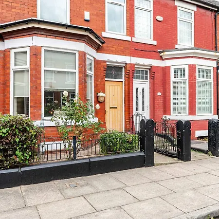 4br With Games Salford Sleeps 7 *