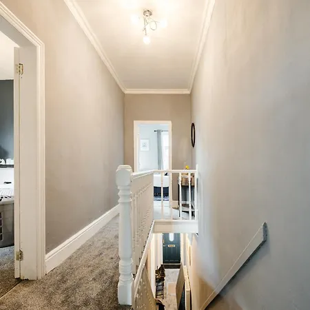 Modern 3br For 8 - Easy Access - Free Parking Nyaraló *