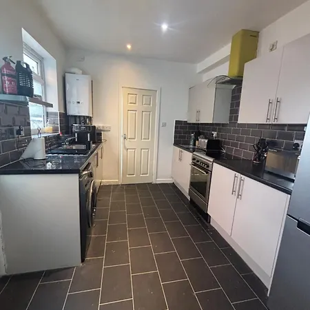 4br - Parking- Sleeps 7 - 2 Baths - Long *