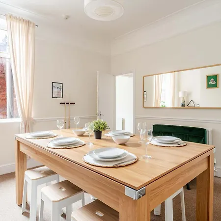 Feriehus 4br With Games Salford Sleeps 7 Manchester