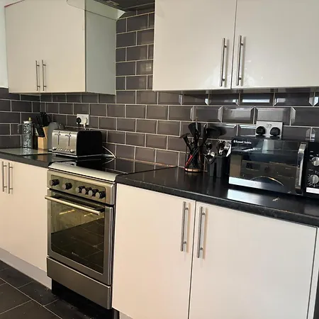 4br - Parking- Sleeps 7 - 2 Baths - Long