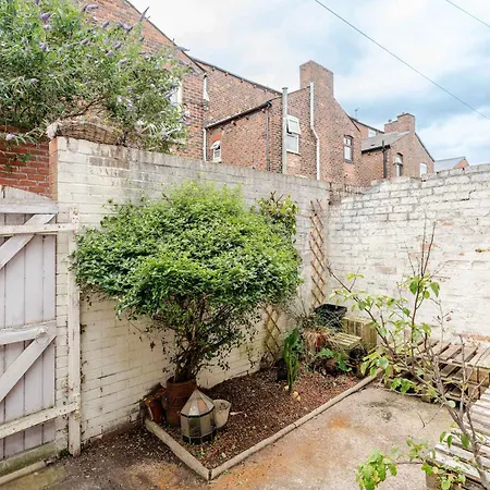 4br With Games Salford Sleeps 7 *