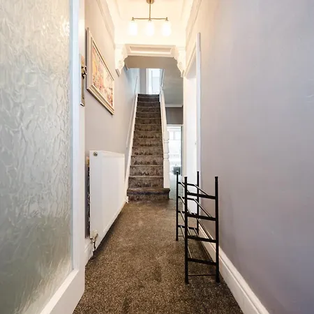 Nyaraló Modern 3br For 8 - Easy Access - Free Parking *