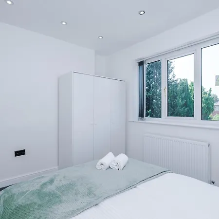 Modern Chorlton | Parking | & Airport