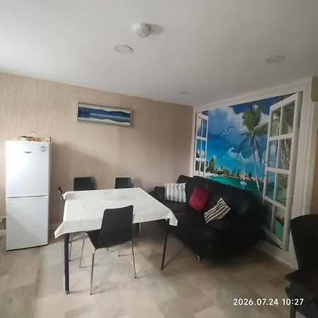 Entire 1St Floor Apartment With Free Parking In Hyde Road Opposite Gorton Tesco Extra * 曼彻斯特