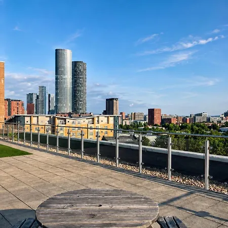 New! Stunning Two Bed Flat In With Balcony
