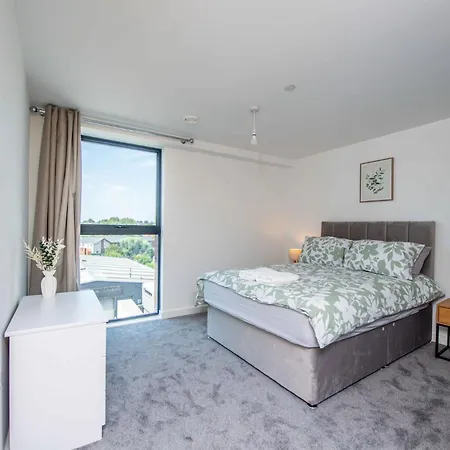 Sleek 2-bed Salford Near Centre דירה