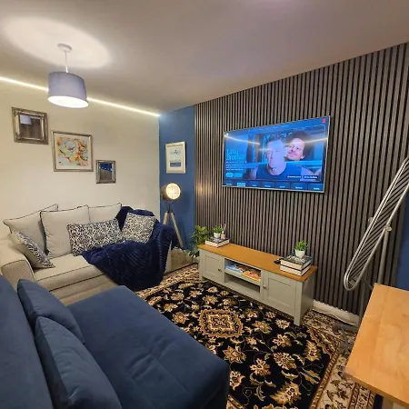 Cosy 2-bed Near Centre Διαμέρισμα *