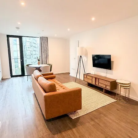 Stylish New 2br 5min Ao Arena Free Parking Apartmán