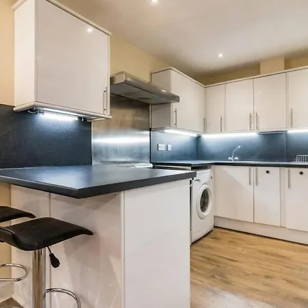 2 Bed Large M1 Area *