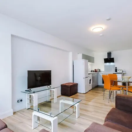Centre, Full Kitchen, Wi-fi Manchester