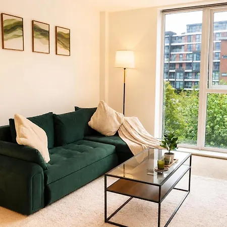 2 Bedroom Luxury Centre & Salford *